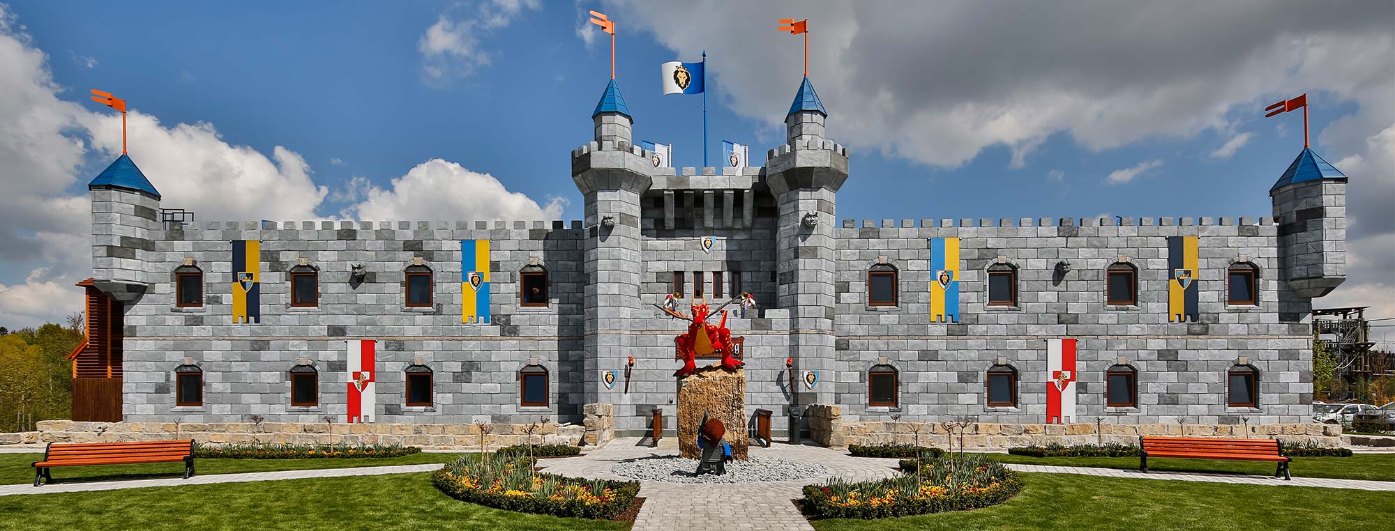 Die Drachenburg der Legoland Deutschland in Günzburg