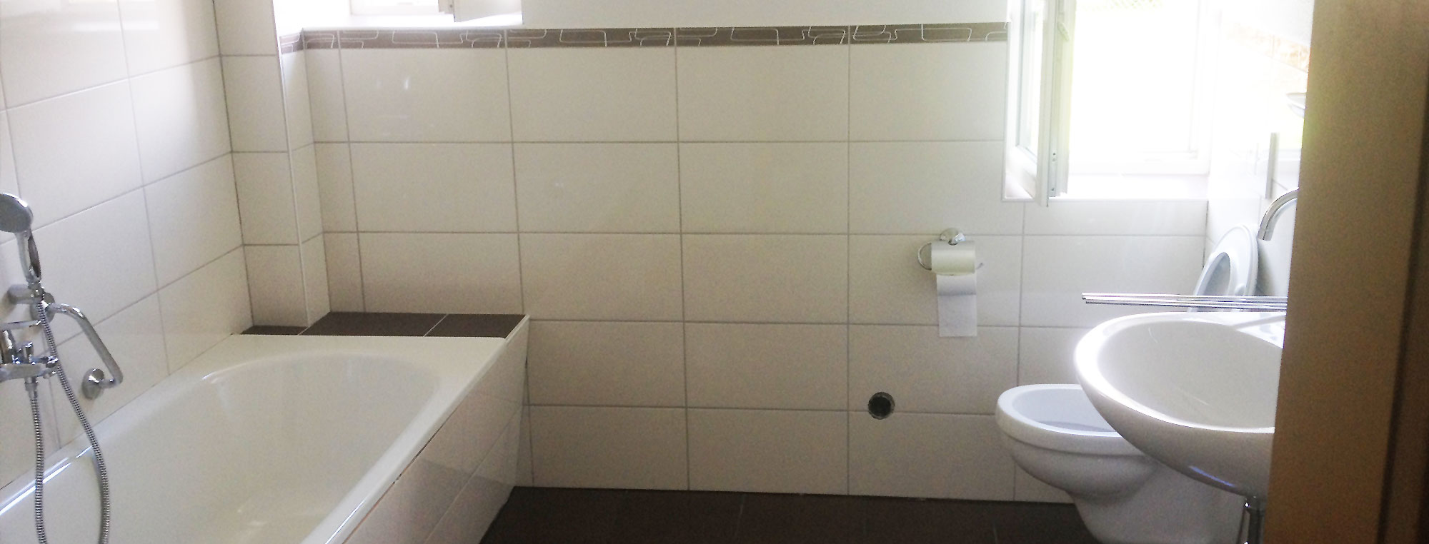 Das frisch sanierte Badezimmer vom bendl Bauschnelldienst erstrahlt im neuen Glanz.