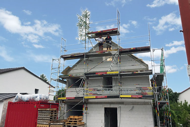 Richtfest für ein schlüsselfertiges Zweifamilienhaus mit Dachstudio, Garage und Außenanlage