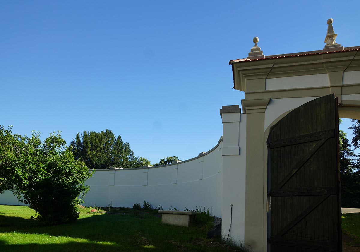 Die frisch sanierte Schloßmauer in Harthausen vom bendl Bauschnelldienst