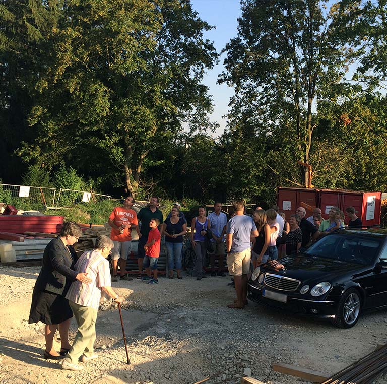 Zahlreiche Gäste waren beim Richtfest mit dabei.