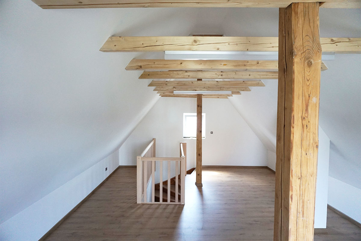 Der neu renovierte Dachboden mit neuer Isolierung, renovierten Holzbalken sowie neuen Fenstern und Fußboden