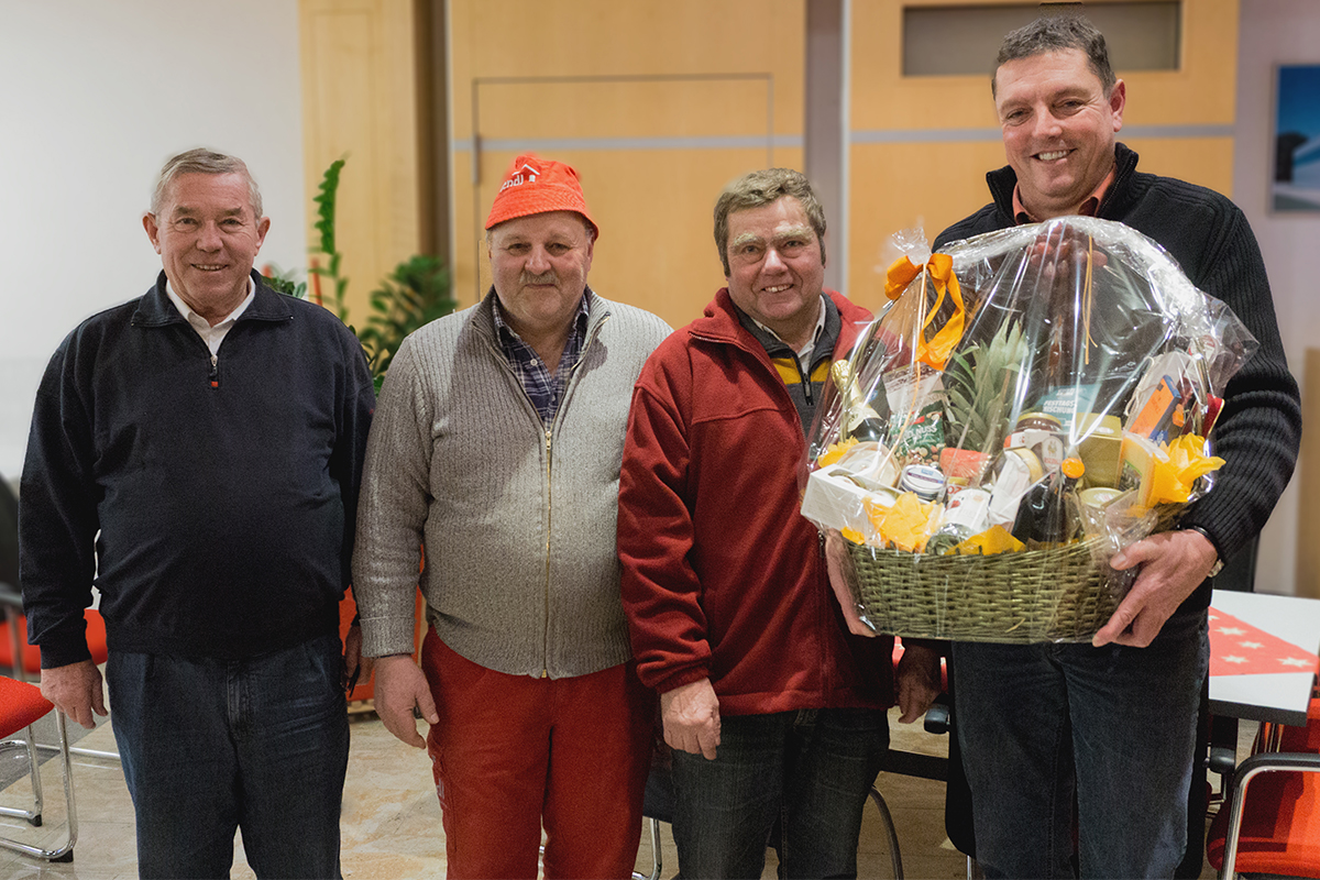 Bild von links: Gesellschafter Harry Bendl, Maurer Hermann Wagner, Neurentner Walter Zacher, geschäftsführender Gesellschafter Stefan Wiedemann