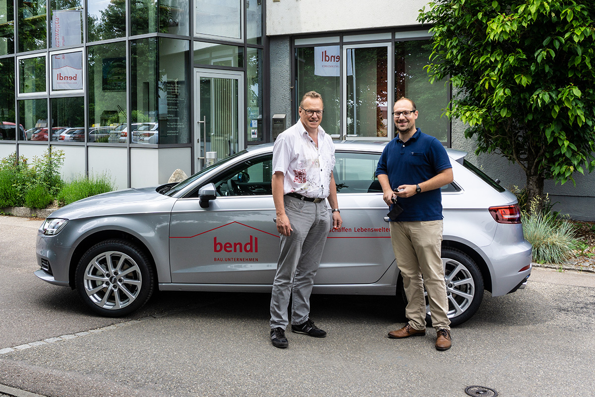 Florian Weidlich vom Autohaus König freut sich einen neuen Audi A3 unserem Schlüsselfertigbau-Abteilungsleiter Wolfgang Rau feierlich übergeben zu können.
