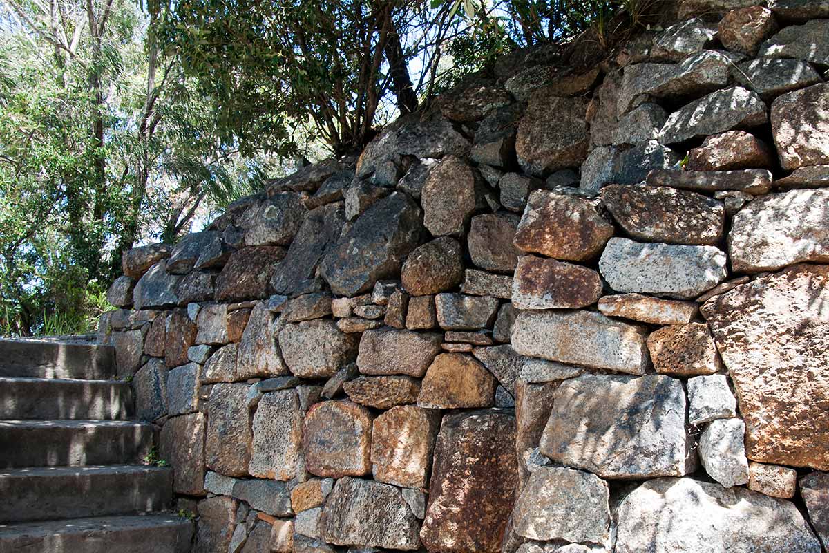Trockenmauer aus Natursteinen für den Garten.