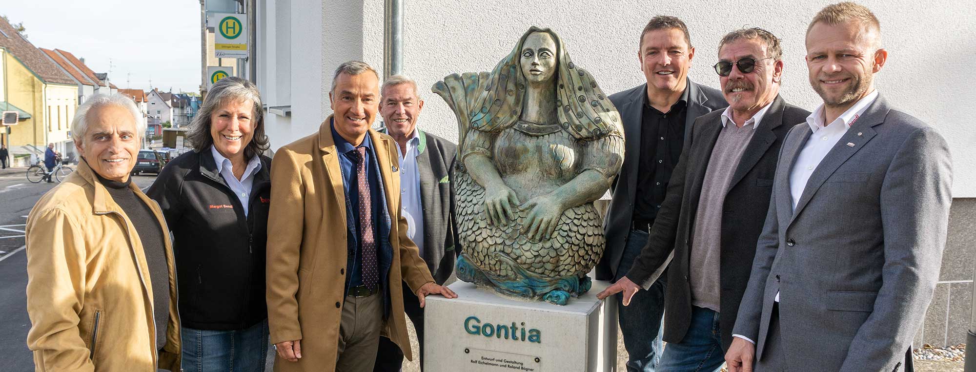 Oberbürgermeister Gerhard Jauernig, die Künstler sowie bendl freun sich über die Enthüllung der Gontia und dem erfolgreichen Abschluss des GuntiaParks in Günzburg.