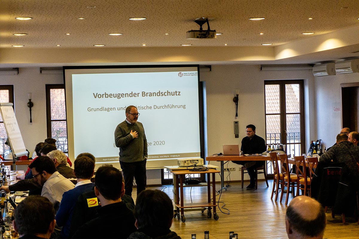 Herr Kuhn vom Ingenieurbüro Degen und Partner informiert auf den bendl Poliertagen zu den neuesten Brandschutzverordnungen.