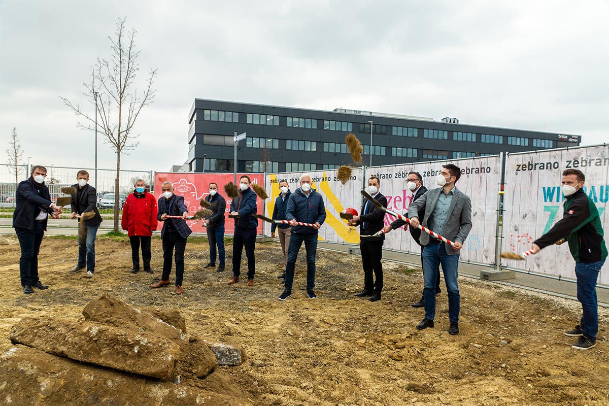 Die Firma Zebrano feiert Spatenstich für ihre neue Werkhalle samt Verwaltungsgebäude in Leipheim.
