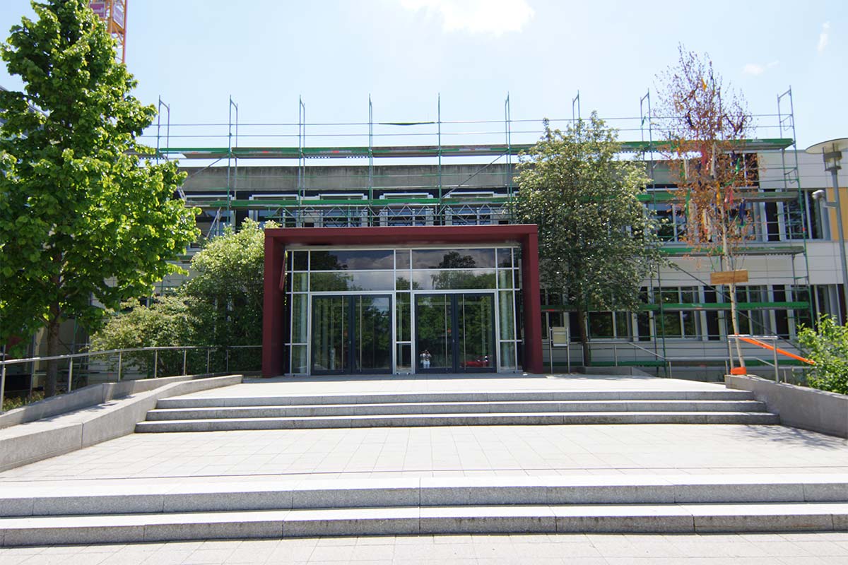 Auch bei diesem Umbau und der Erweiterung des Dossenberger Gymnasiums unterstützt das bendl Team sehr gerne.