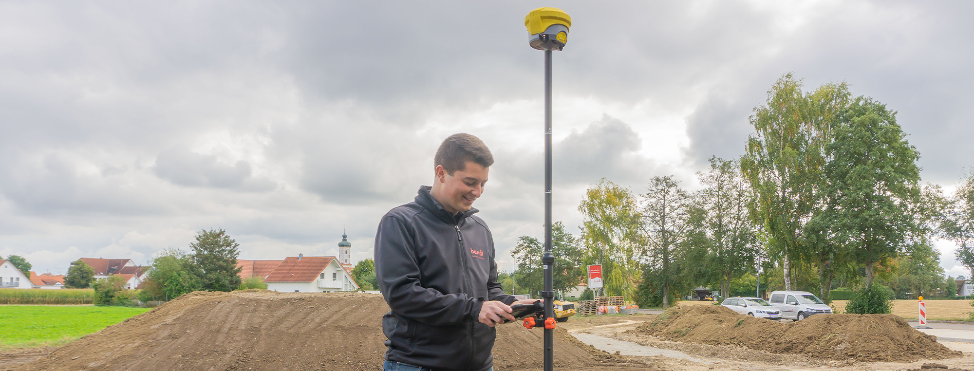 Bauleiter Fabian Fischer im Einsatz mit dem Geomax-Roverstab