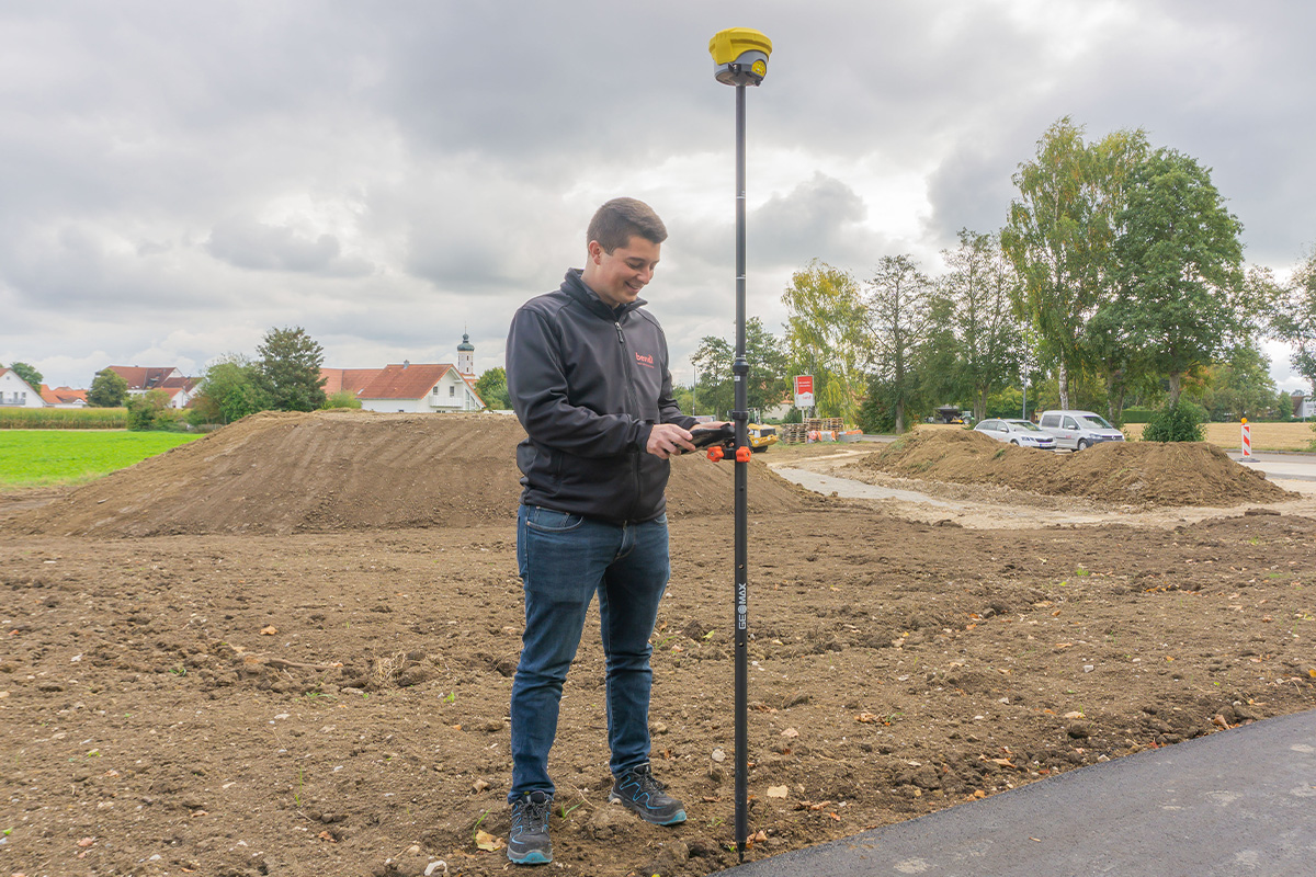 Bauleiter Fabian Fischer im Einsatz mit dem Geomax-Roverstabungssystem