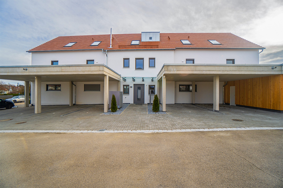 Schlüsselfertiges Mehrfamilienhaus in Leipheim mit überdachten Stellplätzen