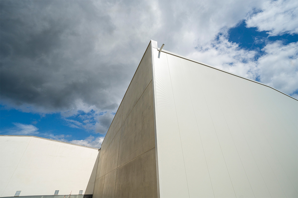 Die makellose Fassade der neuen Gewerbehalle für die Innolation GmbH in Lauingen.