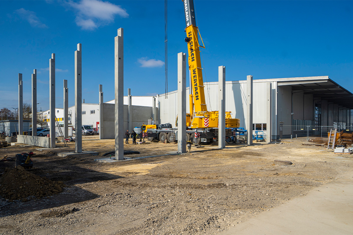 Anlieferung der Betonfertigteile für die neue Lagerhalle der Innolation GmbH.
