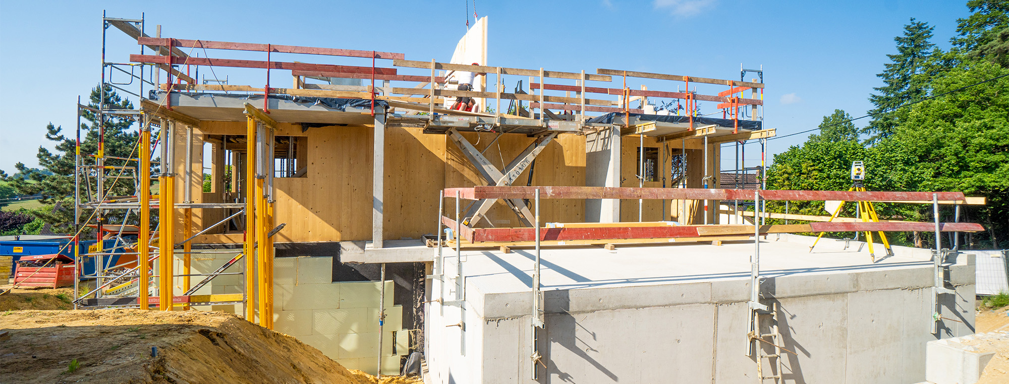 Die Kellergeschosse, Treppen und die Decken werden aus Stahlbeton gefertigt, der Rest aus Holz.