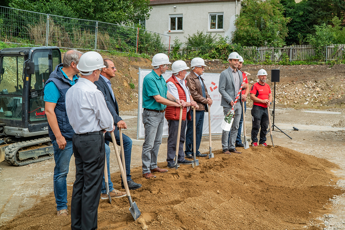 Die Gruppe setzt den symbolischen Spatenstich für das Projekt.