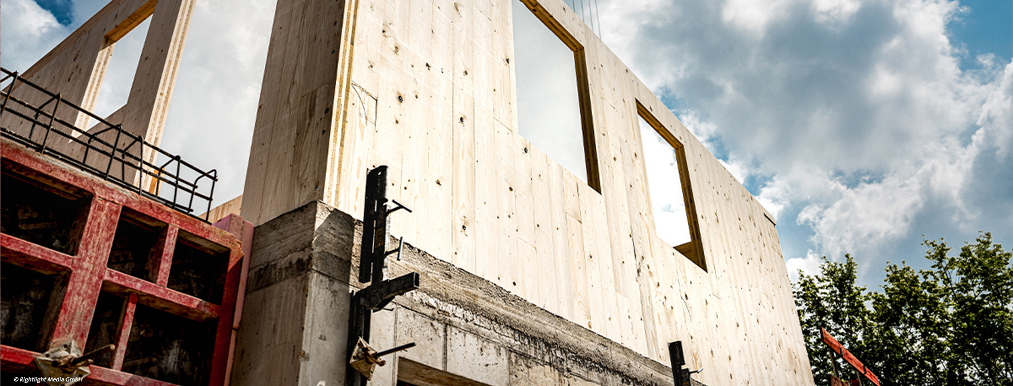Durch die Holz-Hybrid-Bauweise bietet sich eine optimale und wirtschaftliche Kombination von Holz, Beton und Stahl.