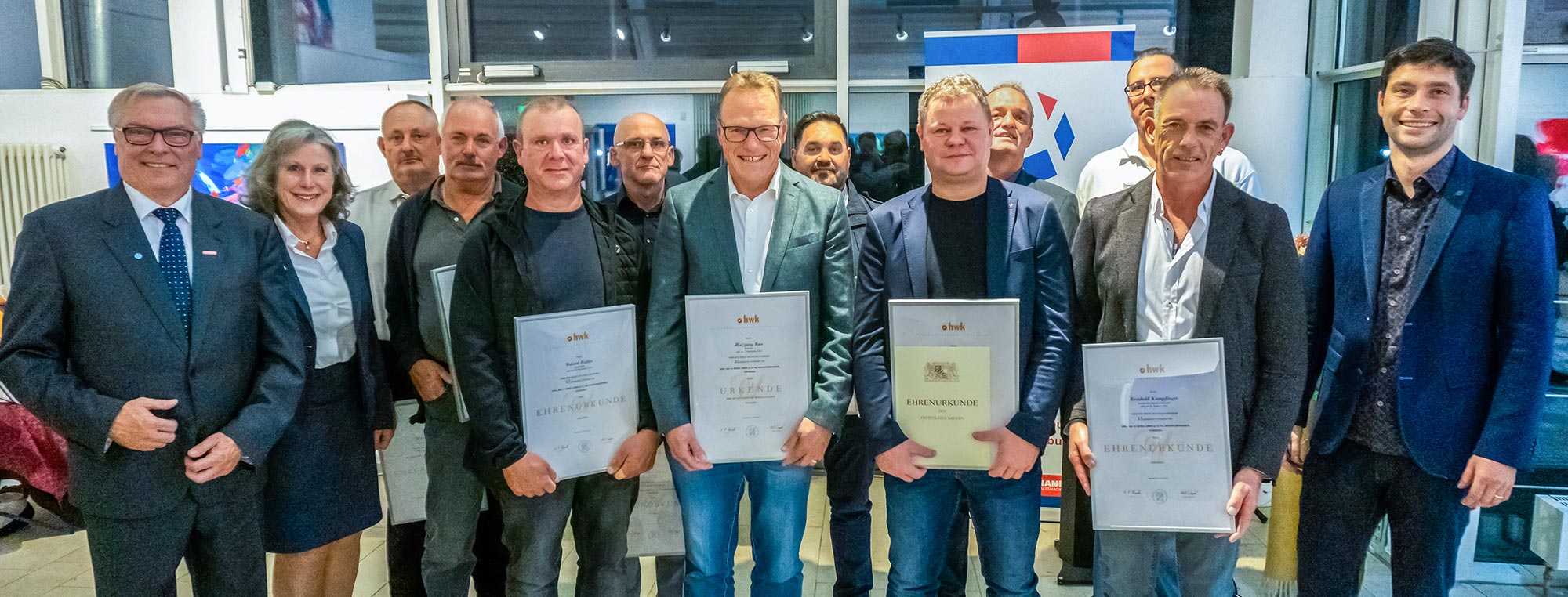 Bauunternehmen bendl ehrt 11 Jubilare von 10-35 Jahren Betriebszugehörigkeit.