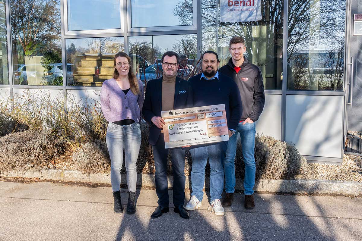 Azubine Pia, Herr Hönl von der Stadtkapelle Gundelfingen sowie die Bauleiter Sebastian und Christoph