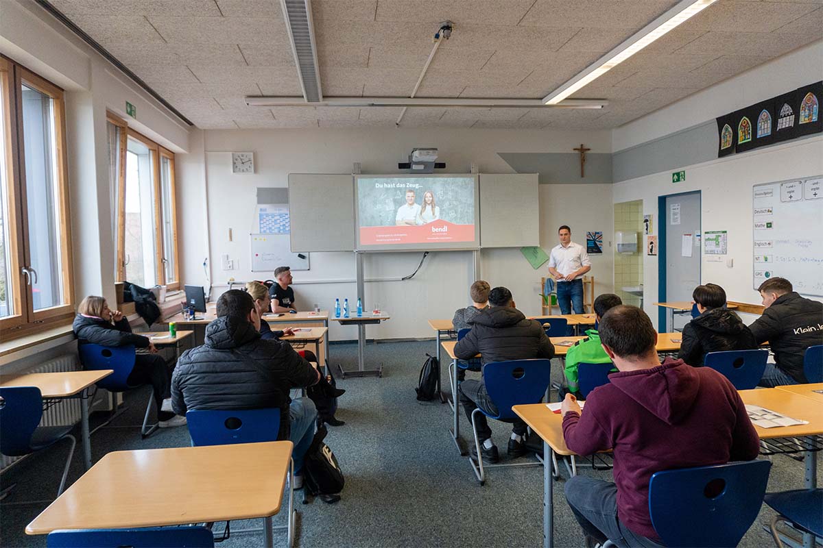 Bauunternehmen bendl beim AZUBI-Tag 2024 in der Maria-Theresia-Mittelschule in Günzburg
