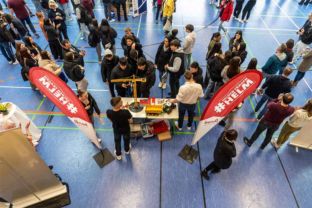Bauunternehmen bendl beim AZUBI-Tag 2024 in der Maria-Theresia-Mittelschule in Günzburg