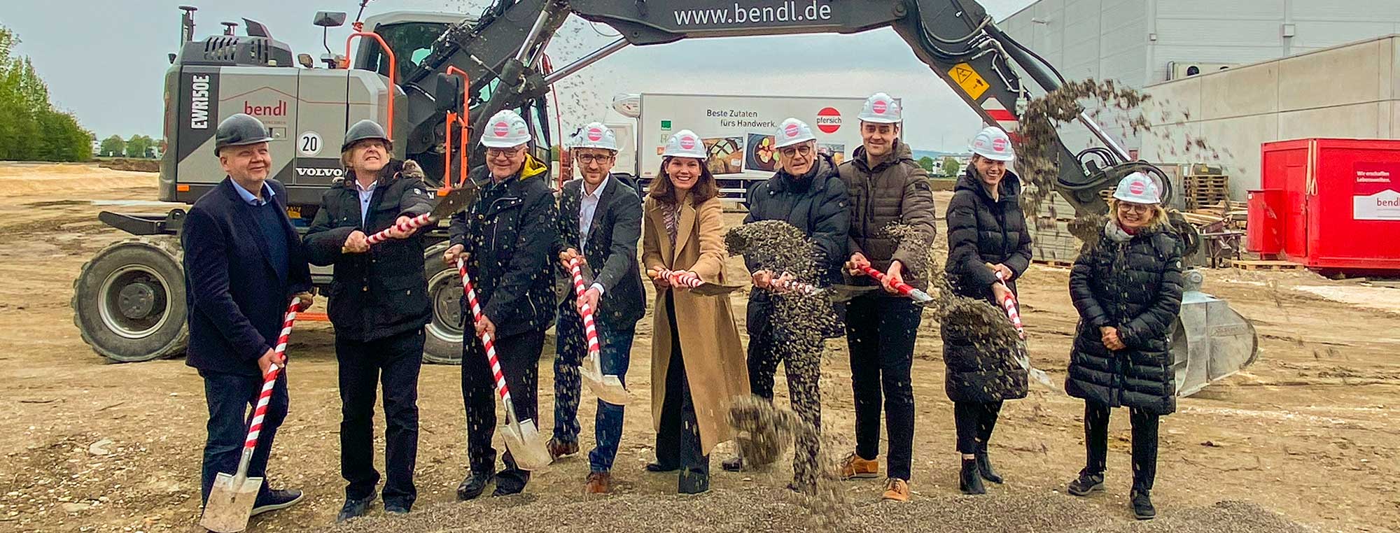 Die Firma Pfersich Fachgroßhande feiert Spatenstich für ihre neue Lagerhalle mit Tiefkühlzelle