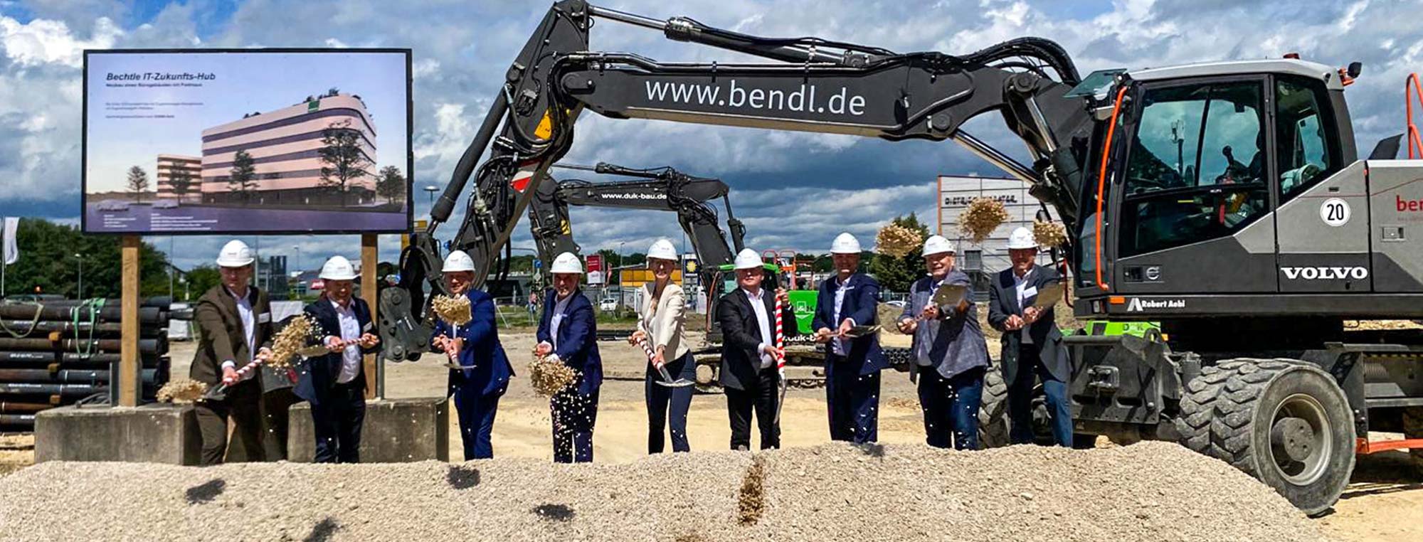 Große Freude bei der Firma Bechtle: Der Startschuss für das 5.000 qm Bürogebäude sowie das Parkhaus mit 213 Stellplätzen ist gefallen.