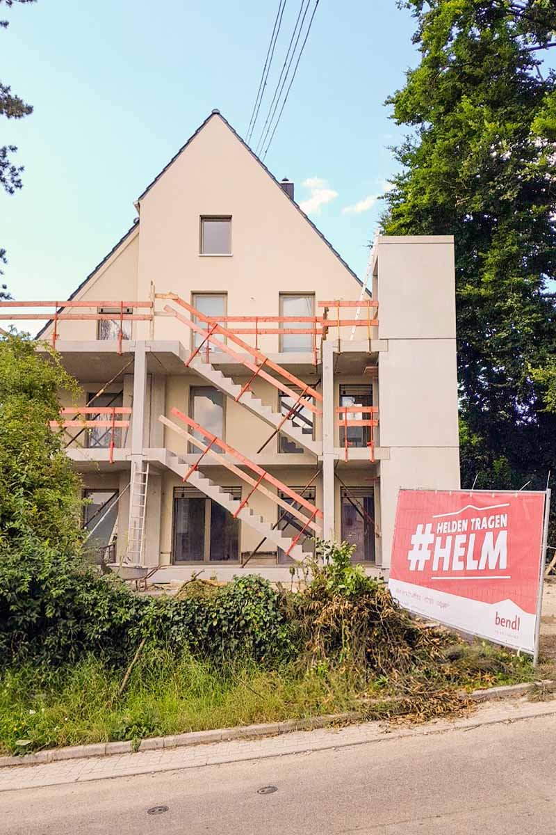 Balkonanbau und Aufzugschacht als aus Fertigteilen