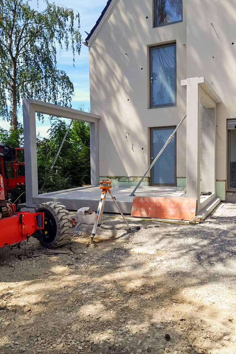 Balkonanbau und Aufzugschacht als aus Fertigteilen