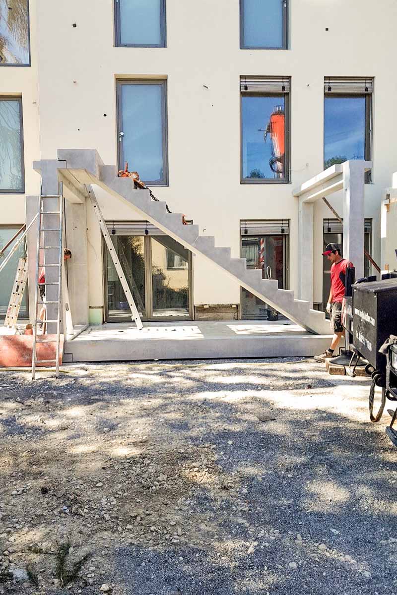Balkonanbau und Aufzugschacht als aus Fertigteilen
