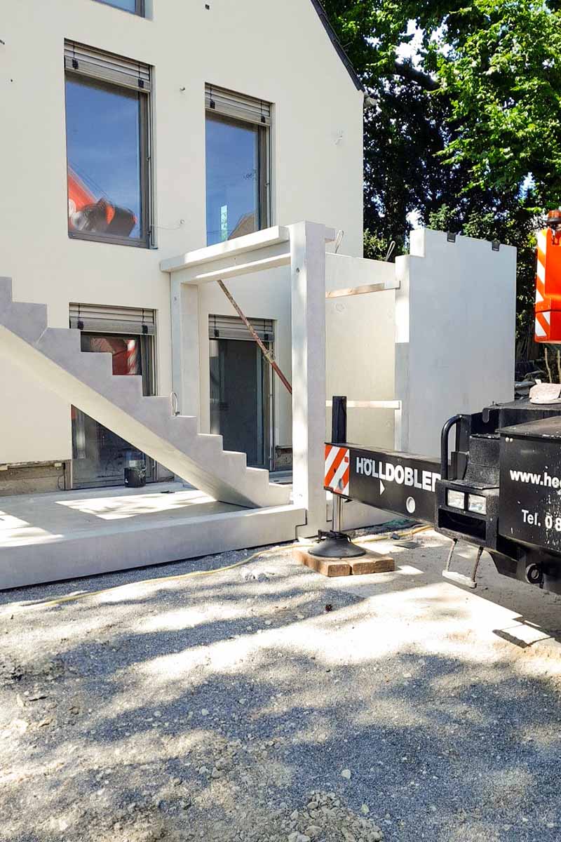 Balkonanbau und Aufzugschacht als aus Fertigteilen