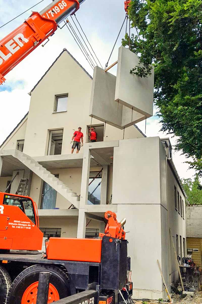 Balkonanbau und Aufzugschacht als aus Fertigteilen