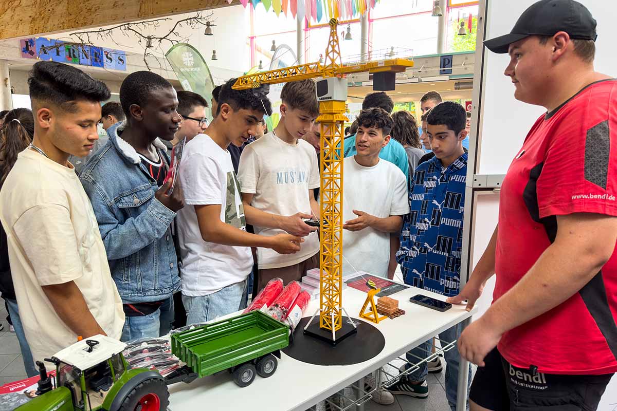 bendl beim Berufsinformationstag an der Mittelschule Burgau