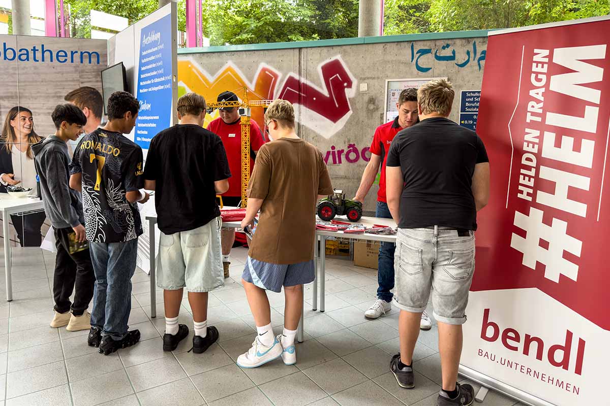 bendl beim Berufsinformationstag an der Mittelschule Burgau