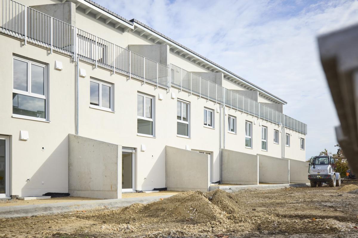 7 schlüsselfertige Reihenhäuser mit Terrasse, Garten und Balkon.