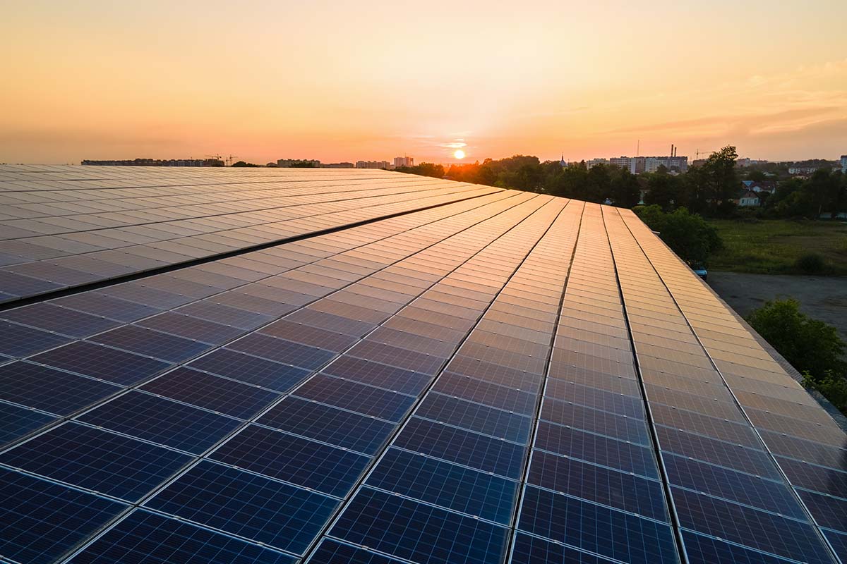 Die Nutzung erneuerbarer Energien sowie die Förderung innovativer Technologien stehen im GEG im Mittelpunkt.