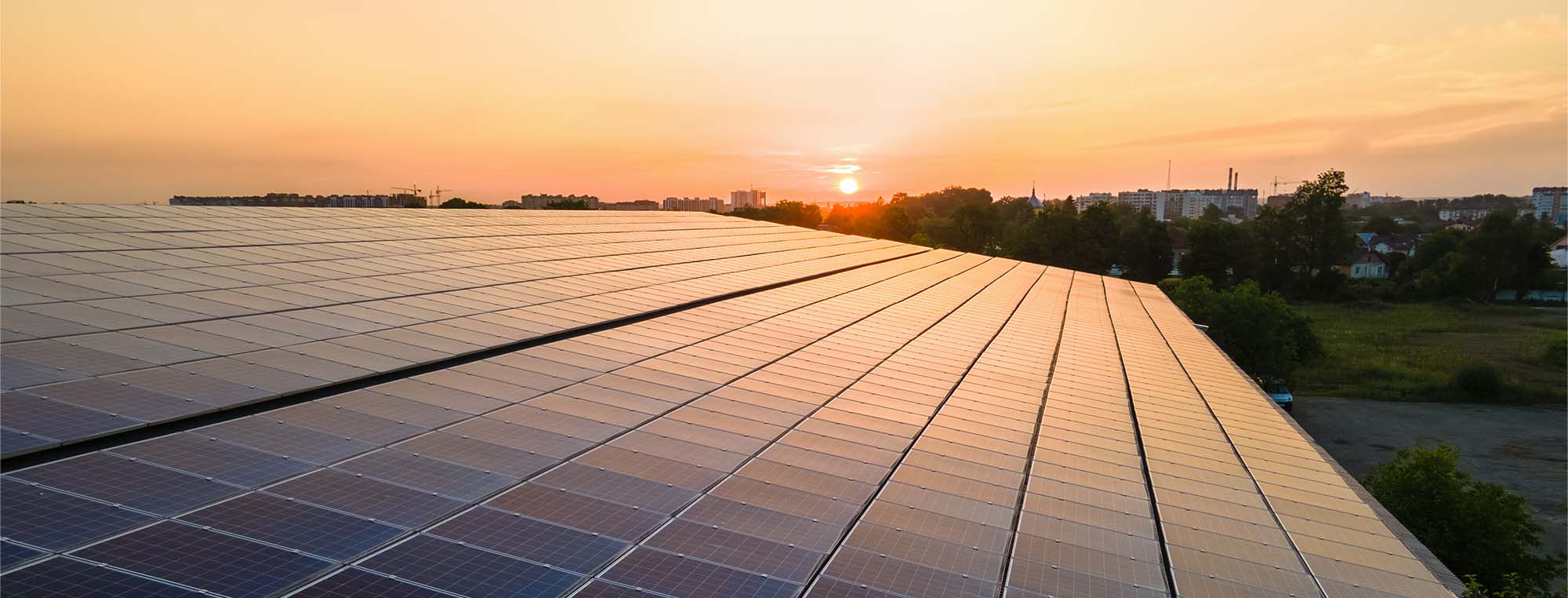 Bauherren sind verpflichtet, den Wärme- und Kältebedarf eines Neubaus zumindest teilweise durch erneuerbare Energien zu decken, etwa durch Solarthermie, Photovoltaik oder Wärmepumpen.