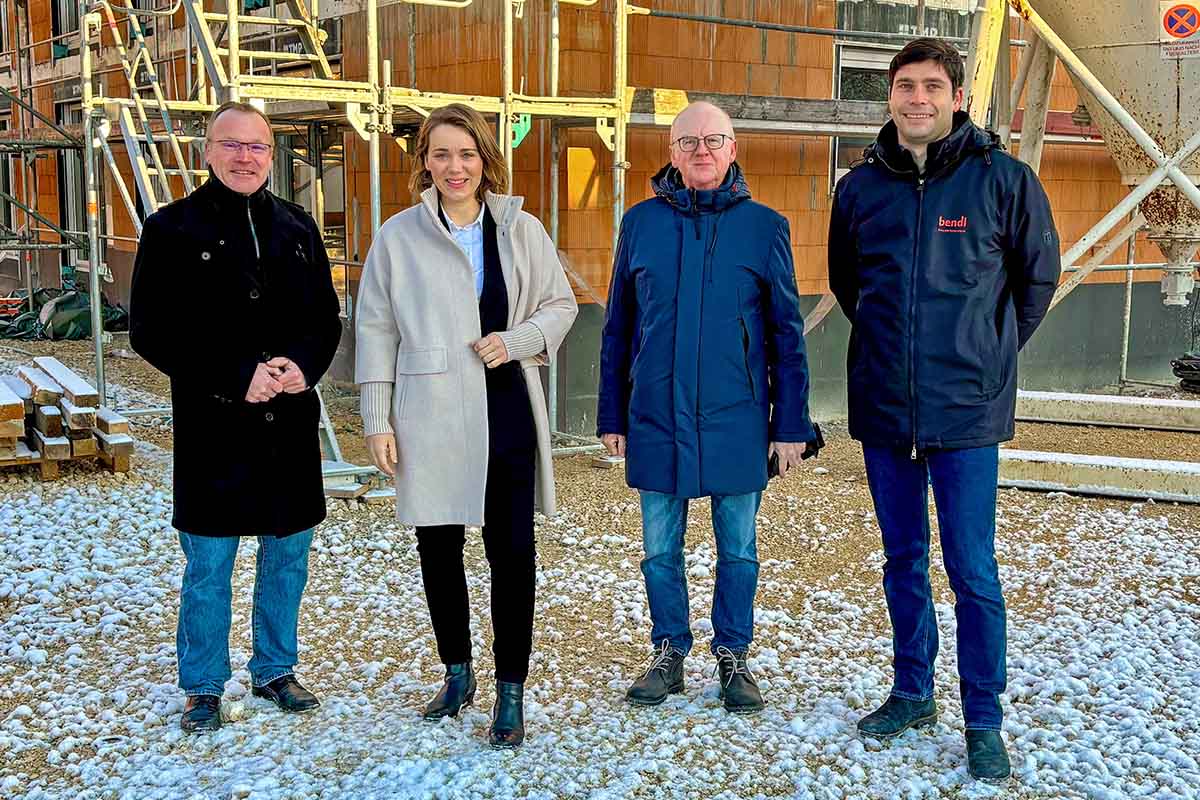 Bürgermeister Thomas Wörz, Landtagsabgeordnete Jenny Schack, Michael Lichtblau, Peter Finkel (von links) vor der Wohnanlage ON.