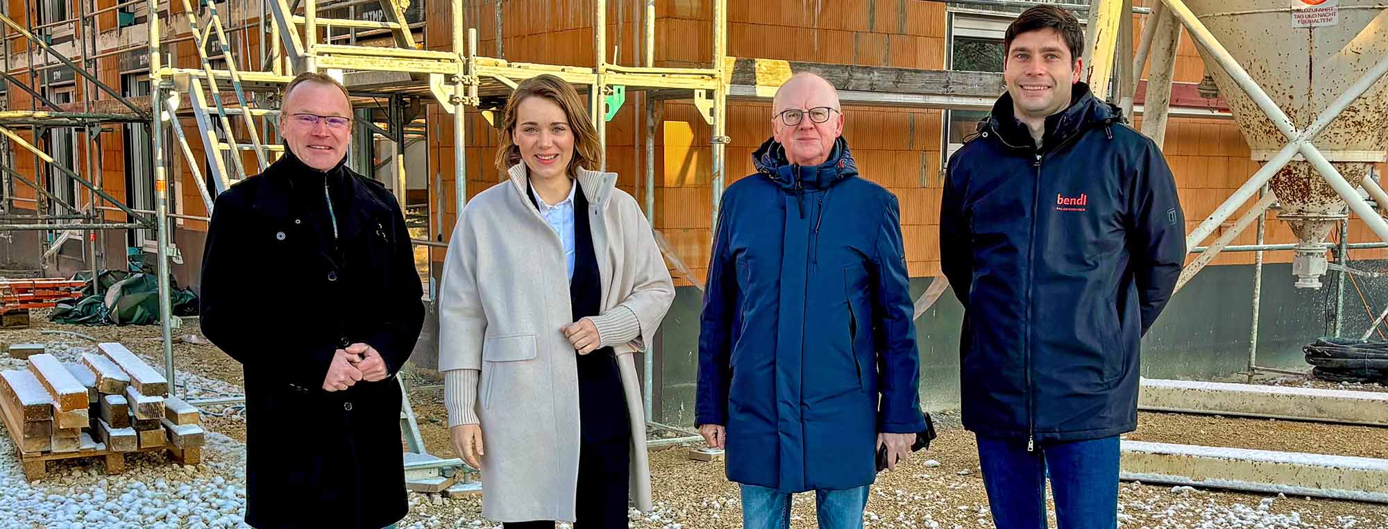 Bürgermeister Thomas Wörz, Landtagsabgeordnete Jenny Schack, Michael Lichtblau, Peter Finkel (von links) vor der Wohnanlage ON.