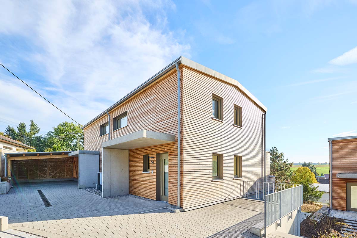 Der Holzbau bringt seine Dämmwerte mit ein und schafft somit eine optimale thermische Gebäudehülle.