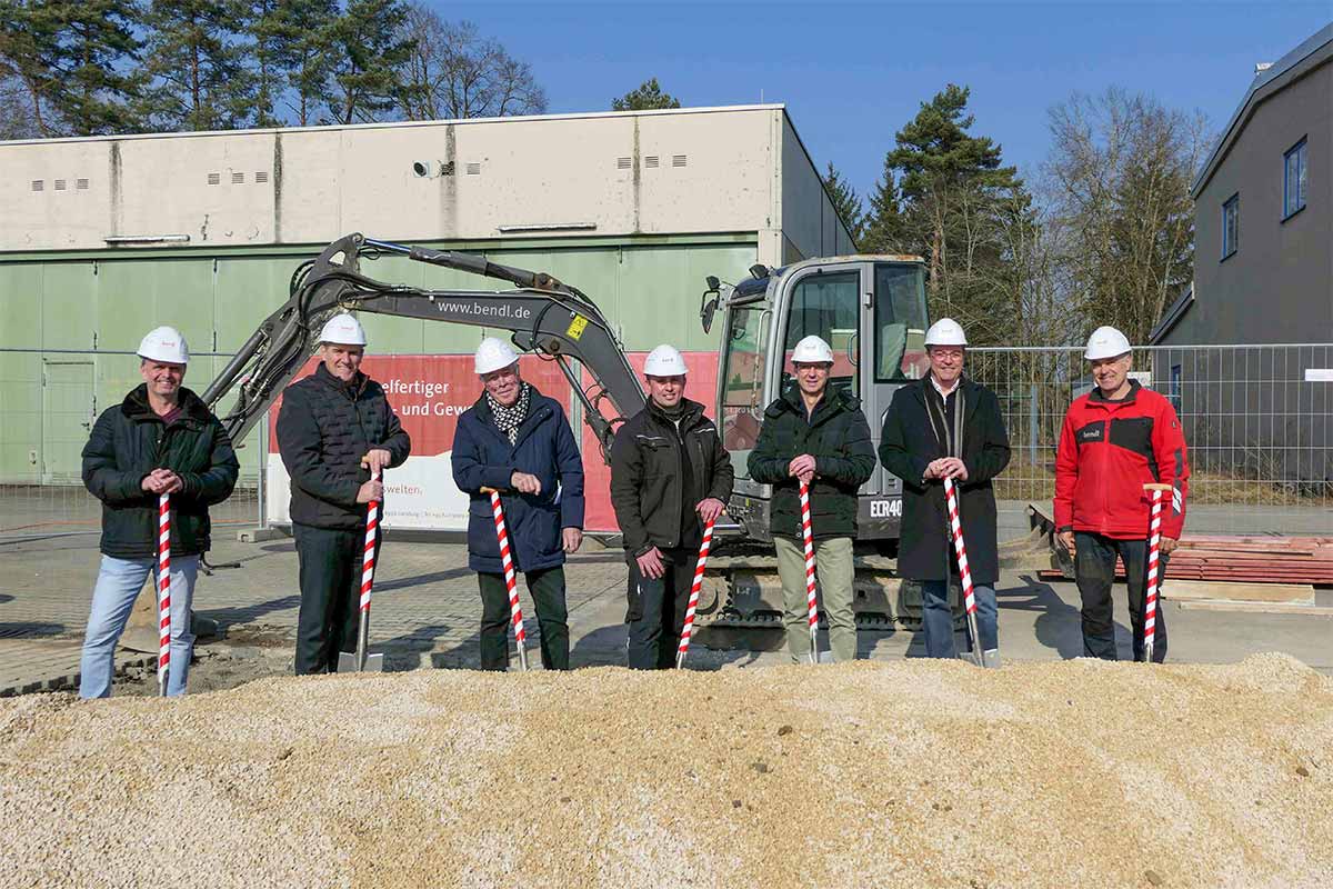 Bauleiter Bernd Lindenmayer, Bürgermeister Christian Konrad, Architekt Georg Linder, Bauhofleiter Markus Kastler, Frank Hespeler aus dem Bauamt, geschäftsführender Gesellschafter Stefan Wiedemann und Polier Jürgen Sauer beim Spatenstich für das neue Bauhofsgelände der Stadt Leipheim.