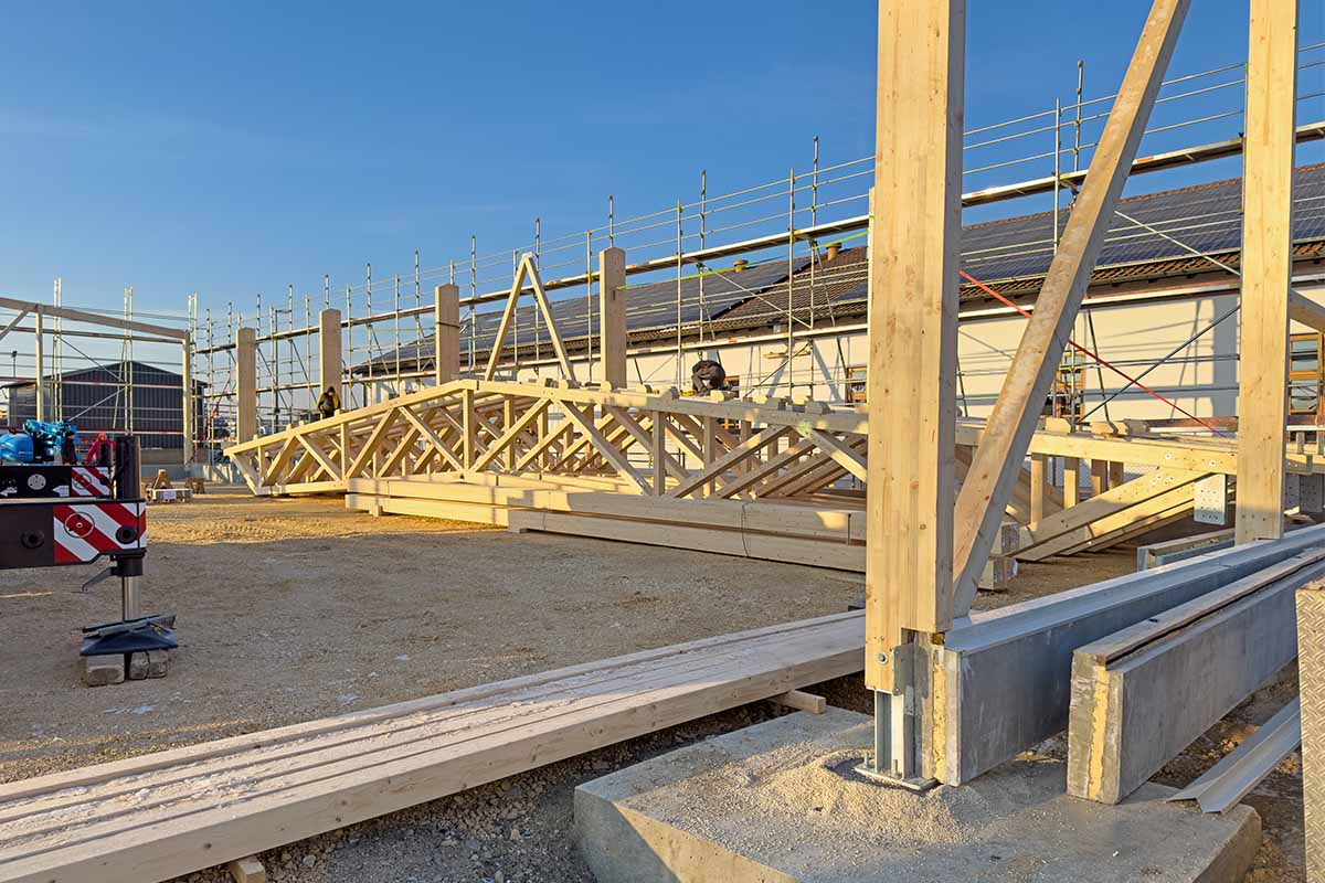 Die Holzbinder für die schlüsselfertige Lagerhalle im Burgauer Industriegebiet.