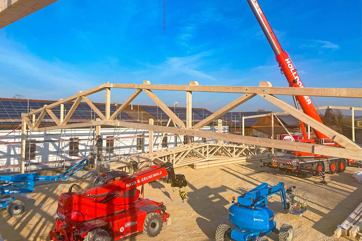 Holzbindermontage auf unserer Baustelle in Burgau.