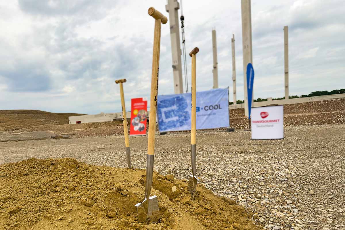 Spatenstich für ein neues Logistikzentrum - In Leipheim entsteht ein hochmodernes Versorgungszentrum mit nachhaltiger Technik und Platz für 450 Mitarbeitende.