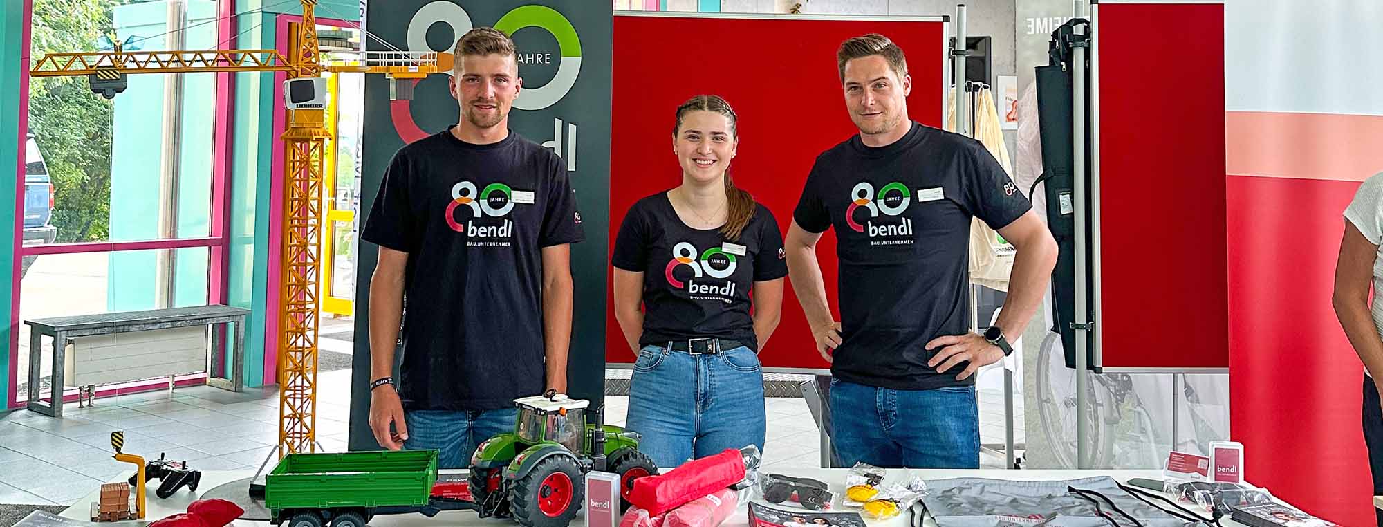 Das Bauunternehmen bendl bei der Berufsinformationsmesse an der Mittelschule in Burgau.