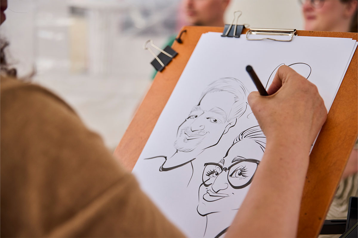 Eine Karikaturistin zeichnete humorvolle Portraits unserer Gäste.