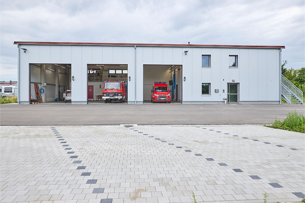 In der Fahrzeughalle finden 3 Fahrzeuge ihren Platz.