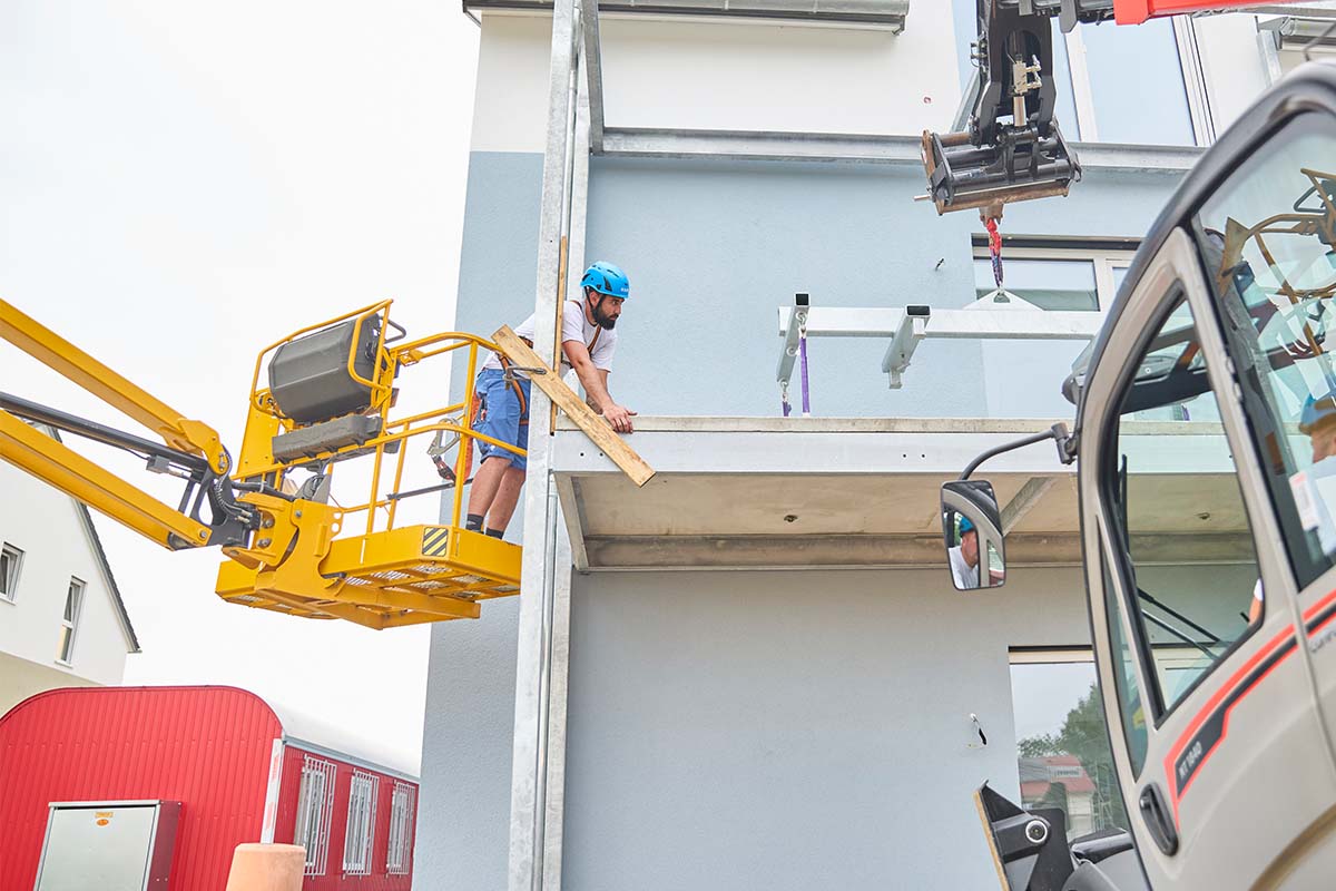 Montage der innovativen Carbonbetonplatten in Offingen.