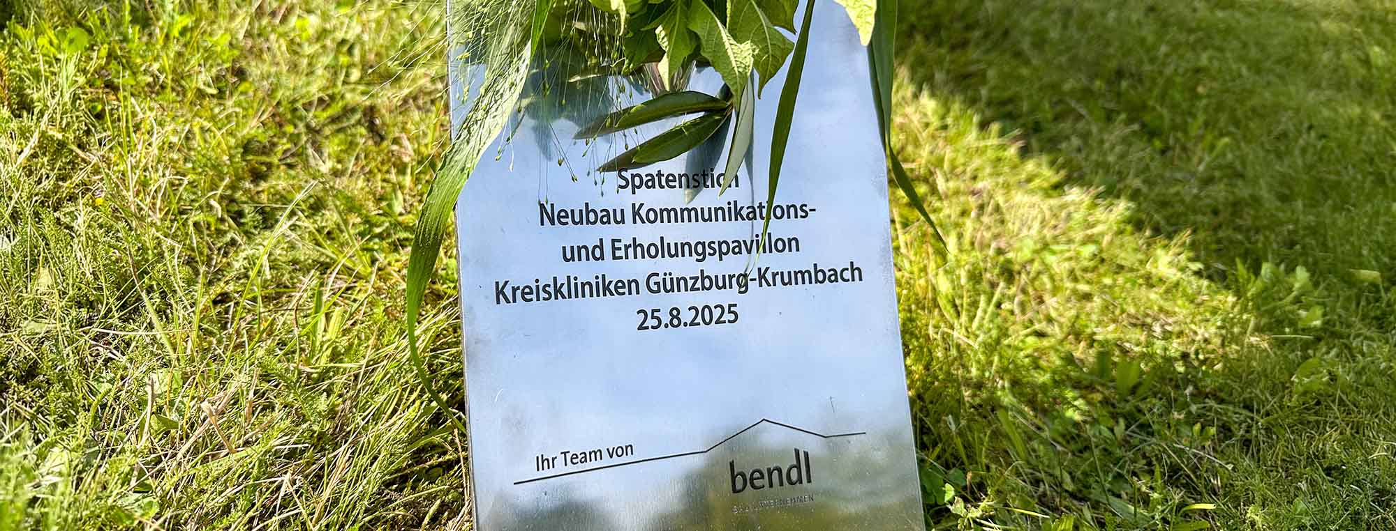 Spatenstich für den Kommunikations- und Erholungspavillon.