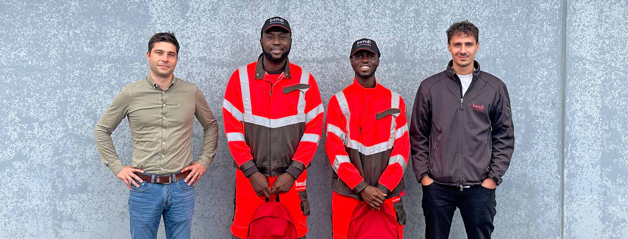 Unsere beiden Auszubildenen Abdul und Joseph aus Ghana gemeinsam mit unserem Geschäftsführenden Gesellschafter Peter Finkel und unserm Bauleiter im Tiefbau Justus Riederle.